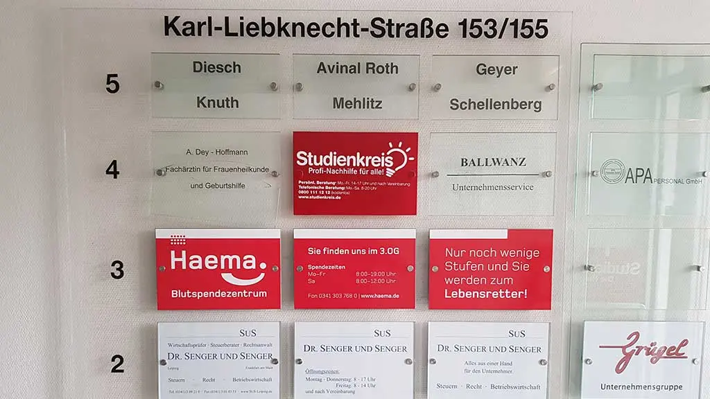 Glas Schilderwand und Leitsystem Leitsystem mit Acrylglasschild