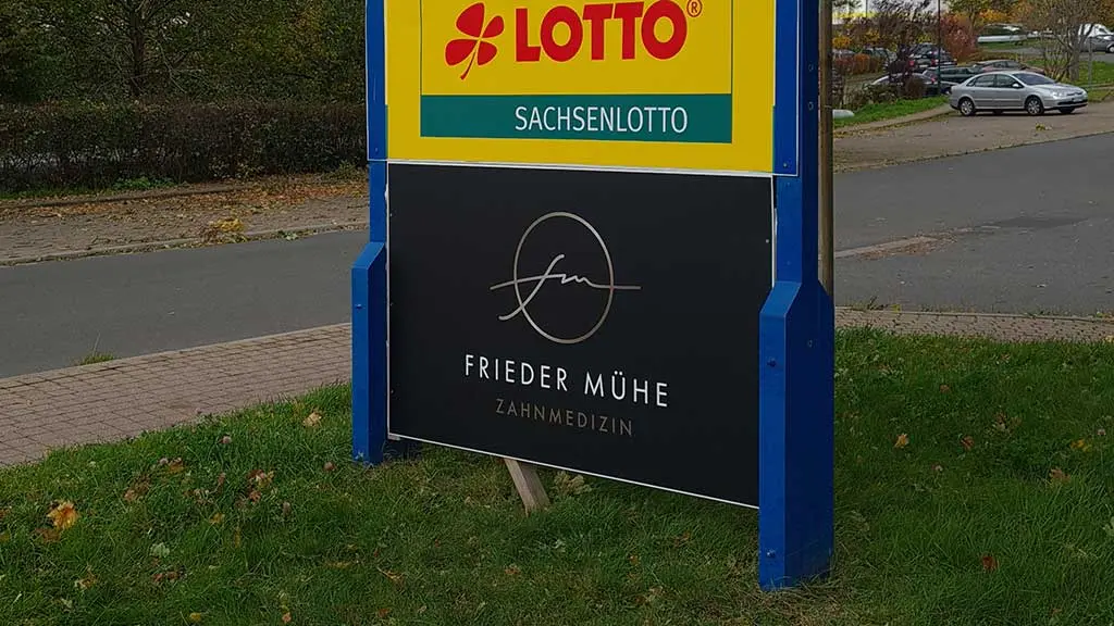 Praxisschild einer Arztpraxis als Aussenwerbung Firmenschild Leitsystem