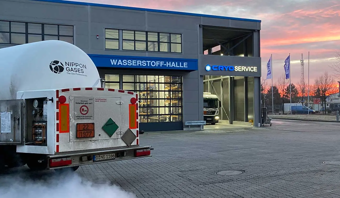 Wasserstoffhalle mit Leuchtwerbung