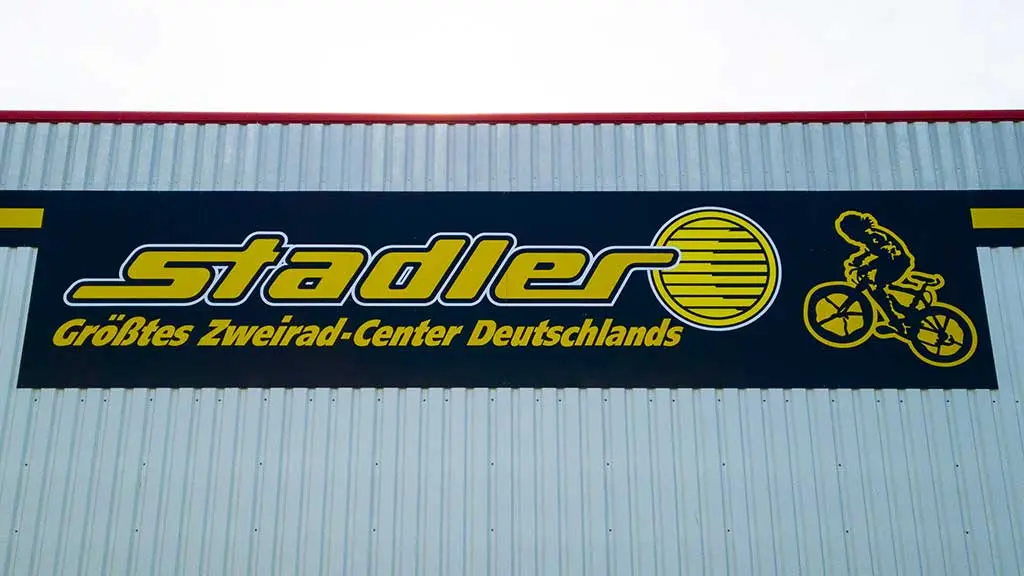 Firmenschild außen mit Logo Firmenschild außen