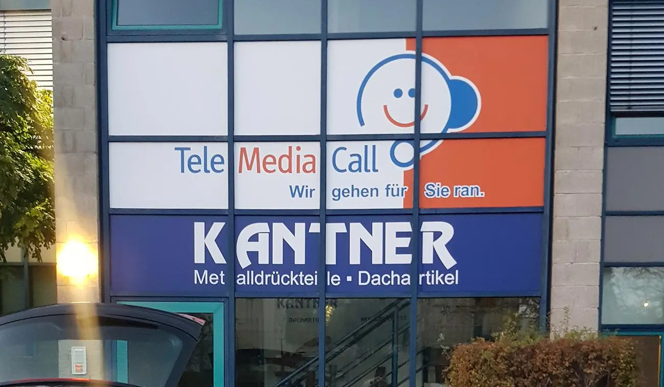 schaufenster klebemontage Schaufensterbeschriftung mit Fensterfolien