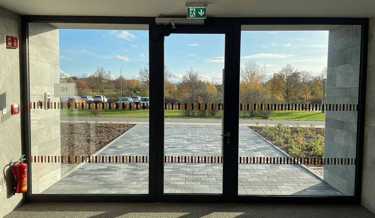 Glasflächenbeschriftung Anlaufschutz nach DIN 18040