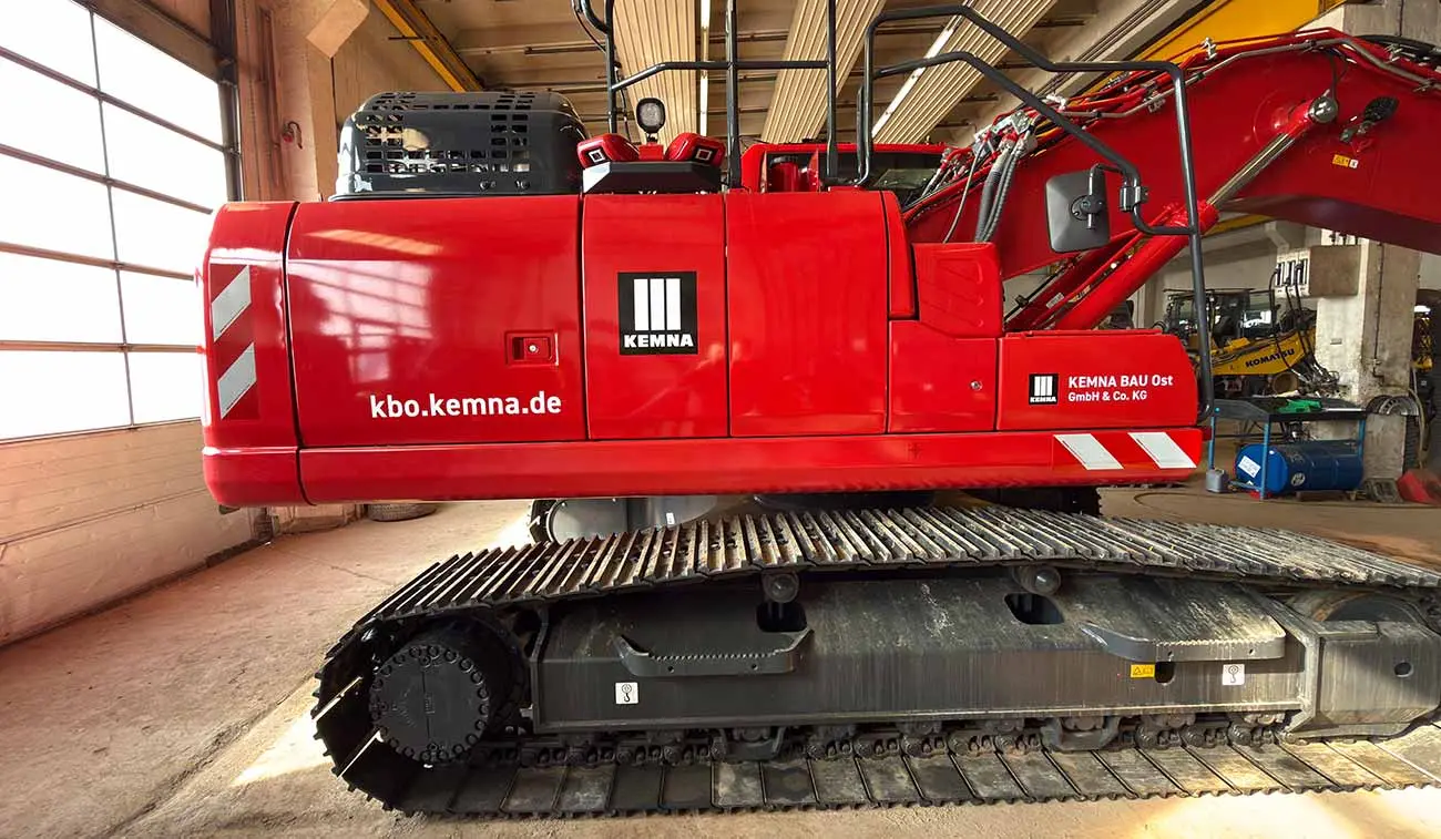 maßgeschneiderte Fahrzeugbeschriftung für Baumaschinen Folienbeklebung Bagger