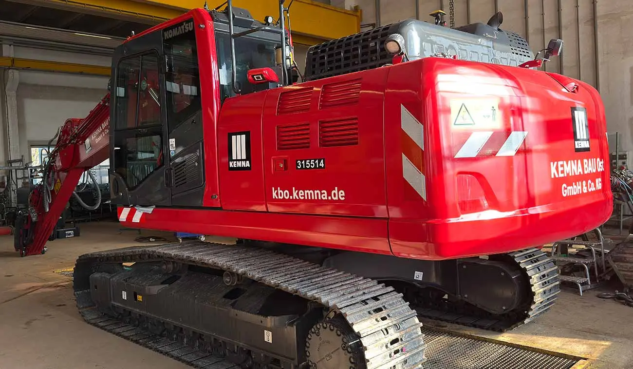 Fahrzeugfolierung und Warnmarkierung nach DIN 30710 Bagger Beschriftung